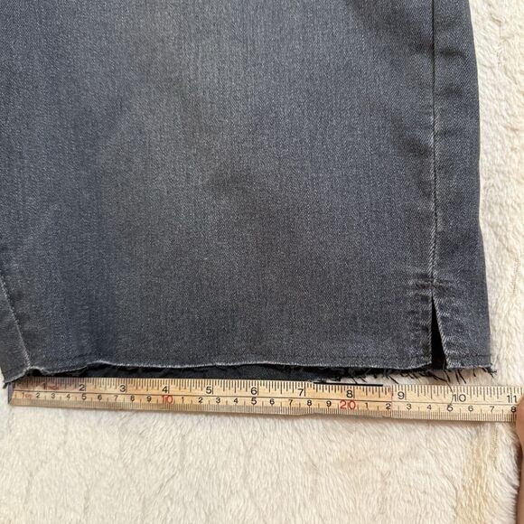 NWT LEVI STRAUSS HIGH-RISE 9" Bermuda SHORTS RELAXED FIT Sz 33x16 - Picture 14 of 16